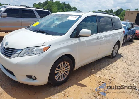 2015 Toyota Sienna Xle 8 Passenger z USA, uszkodzony, nr VIN 5TDYK3DC2FS689838